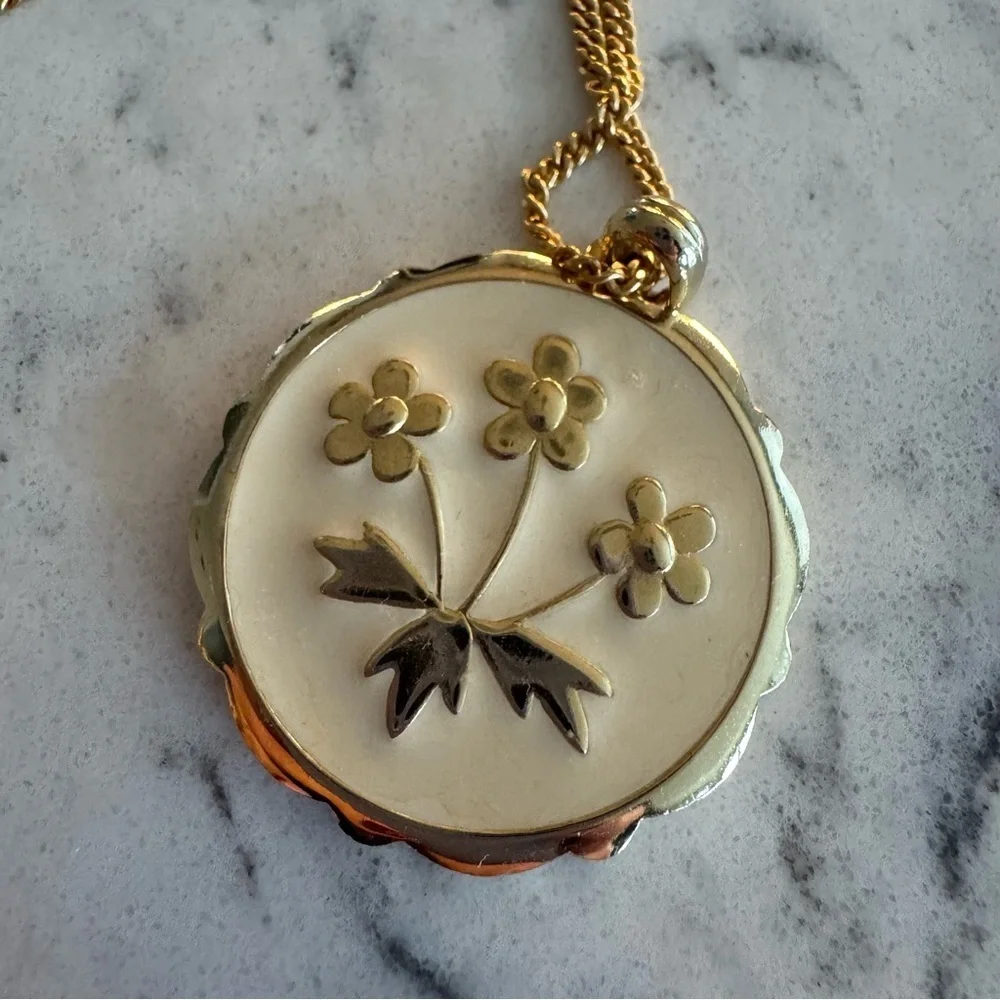 Vintage gold-tone engraved floral design Elegant Pendant Necklace - 12K